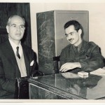 Ο Αλέκος Παναγούλης και ο δικηγόρος του Λέανδρος Καραμφυλίδης σε ένα διάλειμμα της δίκης στο έκτακτο στρατοδικείο, τον Νοέμβριο του 1968. Ο Παναγούλης κατηγορείται για τη δολοφονική απόπειρα της 13ης Αυγούστου 1968 εναντίον του δικτάτορα Γ. Παπαδόπουλου στο 31ο χιλιόμετρο της παραλιακής οδού Αθήνας-Σουνίου, για την οποία και θα καταδικαστεί δις εις θάνατον. Η ποινή του δε θα εκτελεστεί, όμως ο ίδιος θα υποφέρει τα πάνδεινα στον «τάφο» των φυλακών Μπογιατίου, απ’ όπου θα επιχειρήσει να αποδράσει δύο φορές, χωρίς επιτυχία• εν τέλει θα αποφυλακιστεί με την αμνηστία του 1973, ενόψει της απόπειρας «πολιτικοποίησης» του δικτατορικού καθεστώτος. Alekos Panagoulis and his lawyer Leandros Karamfilidis during a break of the trial of the court-martial extraordinary in November 1968. Panagoulis is accused of the assassination attempt against the dictator G. Papadopoulos on the 13th of August, 1968 at the 31st kilometer of the coastal highway Athens-Sounion, for which he will be sentenced to death twice. His sentence will not be executed. However, he will suffer badly in the “tomb” of Bogiati Prisons from where he will attempt to escape twice, without success. He will finally be released due to the amnesty of 1973, in view of the attempt to "politicize" the dictatorial regime.
